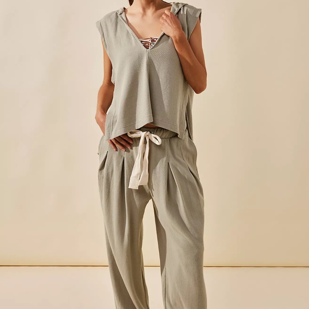 The definition of cozy-chic, this staple set from our collection.